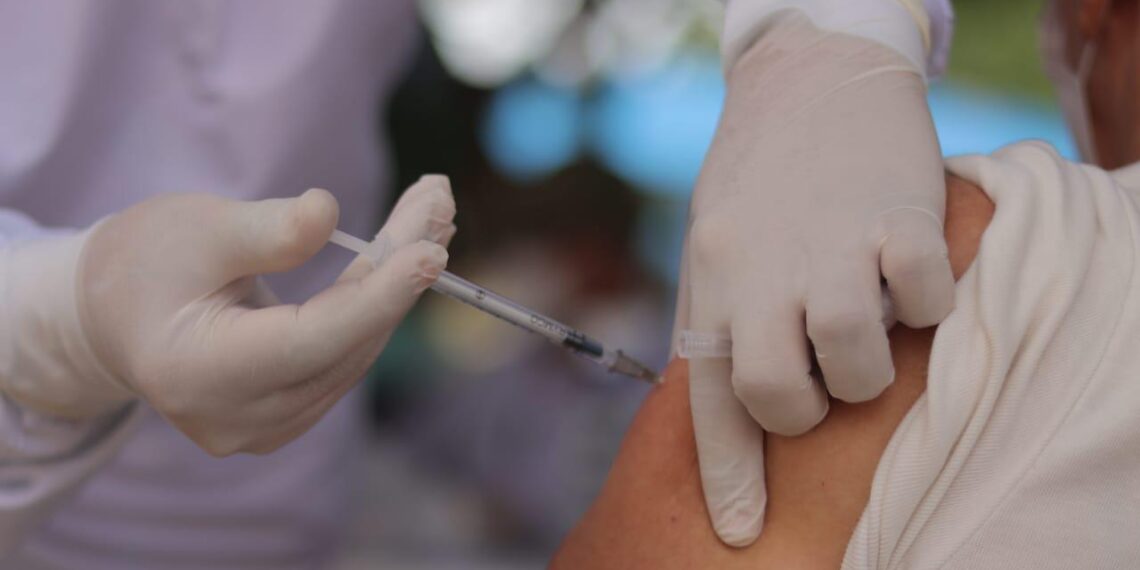 Inicia vacunación de personas mayores de 16 años en La Guajira