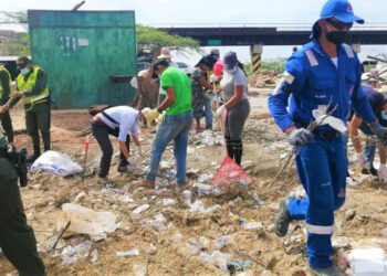 Retiran más de tres toneladas de basura en Cuatro Vías