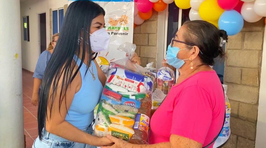 En imágenes | Entregan kits de alimentos a adultos mayores en Hatonuevo