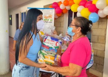 En imágenes | Entregan kits de alimentos a adultos mayores en Hatonuevo