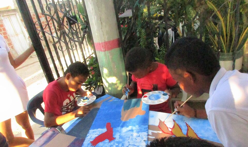 Niños y jóvenes pintan la fauna y flora de La Guajira