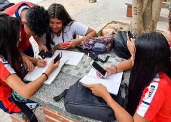 Congreso aprueba proyecto que busca regular el uso de celulares en los colegios