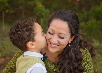 Proyecto de ley busca crear subsidio para madres cabezas de hogar en Colombia