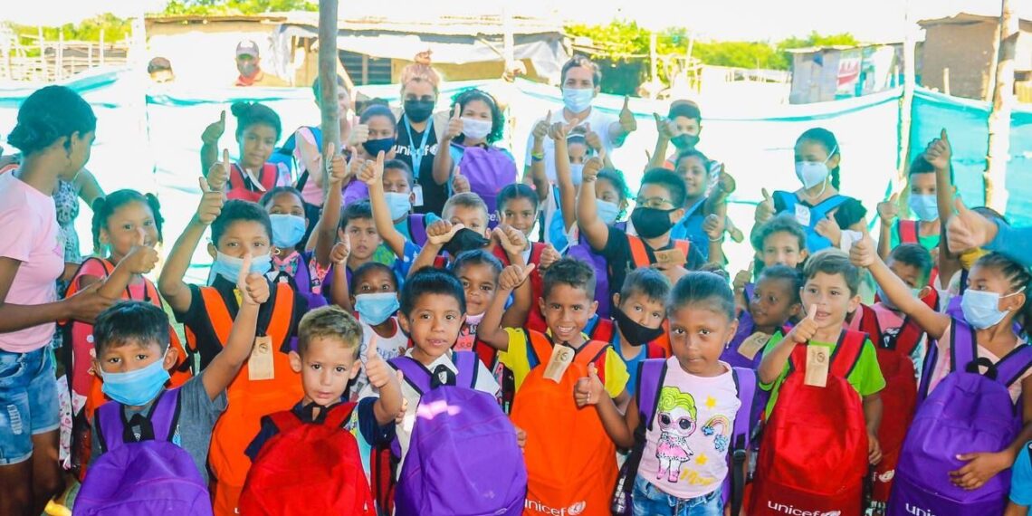 Entregan kits escolares en tres comunidades de Hatonuevo