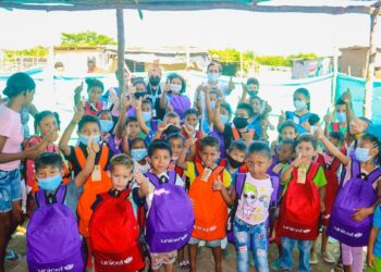 Entregan kits escolares en tres comunidades de Hatonuevo