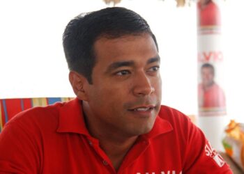 Congresista propone dignificar el sueldo de técnicos y profesionales en Colombia