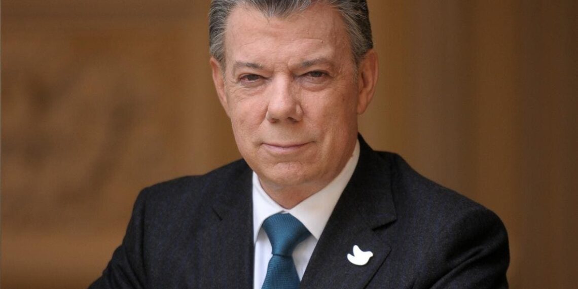 Denuncian al expresidente Santos por presuntas presiones a la Corte Constitucional