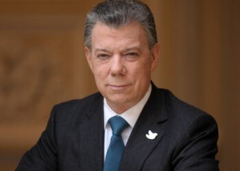 Denuncian al expresidente Santos por presuntas presiones a la Corte Constitucional