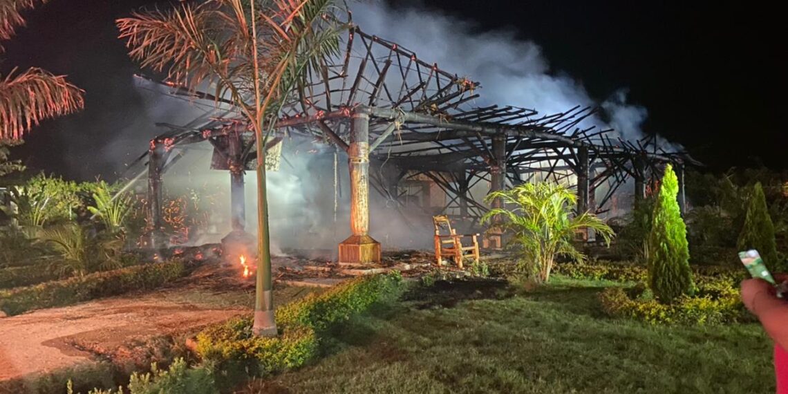 Queman kiosco de la finca del dirigente Moisés Daza Mendoza