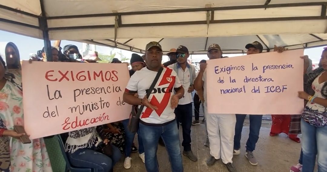 Etnoeducadores de Uribia mantienen bloqueada la línea férrea