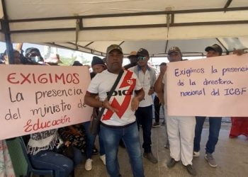 Etnoeducadores de Uribia mantienen bloqueada la línea férrea