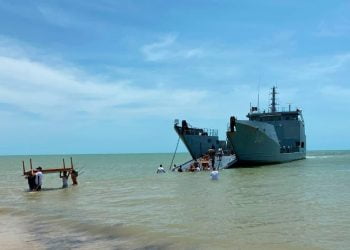 Armada entrega más de 220 mil litros de agua y ayudas a comunidades en la Alta Guajira