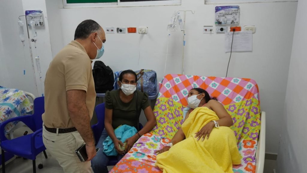 Alcalde de Santa Marta visitó a los heridos del accidente en la vía del Ziruma
