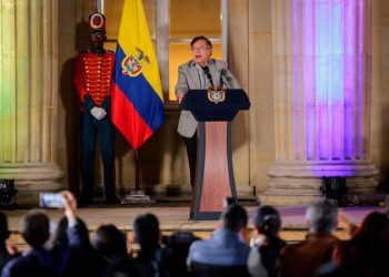 Presidente convoca a pacientes y trabajadores a “movilizarse por la salud”