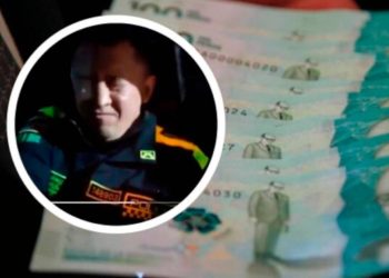 Quedó libre policía que se comió billetes que cobró en una extorsión
