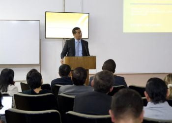 Gobernador de La Guajira impulsa la transición energética en Colombia