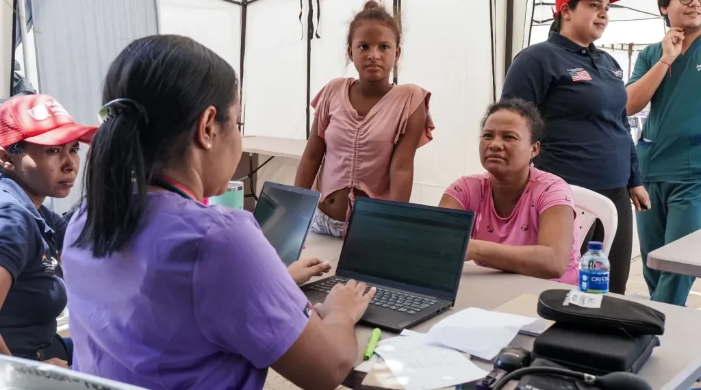 Brindan servicios médicos a comunidades vulnerables de la Comuna 10 de Riohacha