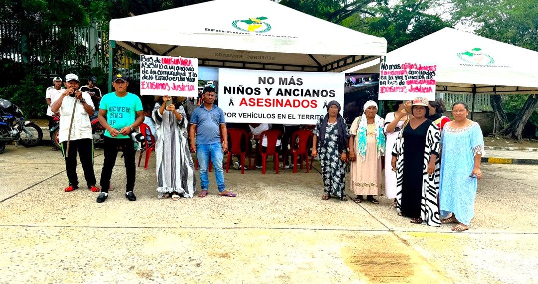 Comunidad wayuu protesta por la muerte de un anciano presuntamente atropellado por bus de Uniguajira