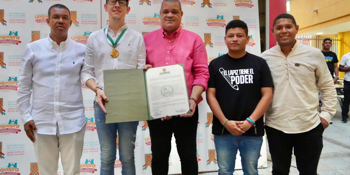 Mineducación recibió la medalla Luis Antonio Robles en Uniguajira