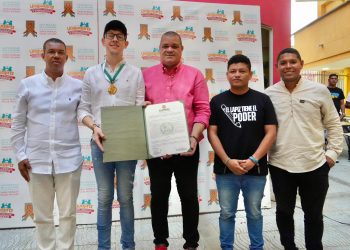Mineducación recibió la medalla Luis Antonio Robles en Uniguajira