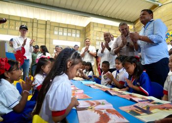 En visita a Riohacha, el mineducación anunció inversiones e hizo entrega de dos instituciones educativas
