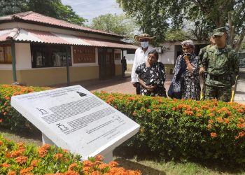 Develan placa en memoria de tres wayuu asesinados por agentes estatales en 2006