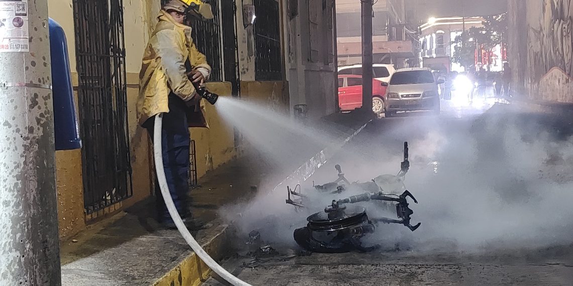 Se incendió una motocicleta en el centro de Riohacha