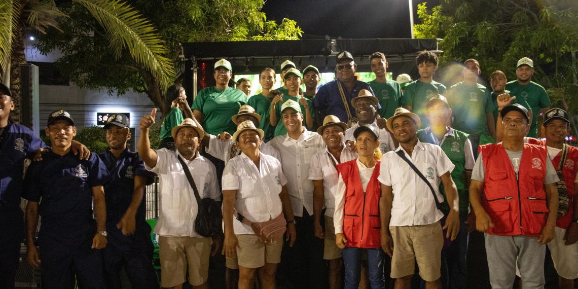 Gobernación de La Guajira entrega elementos de trabajo a vendedores del Parque Padilla de Riohacha