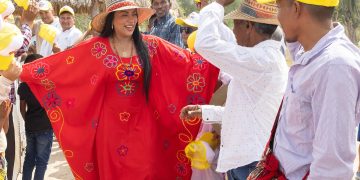Martha Peralta inicia recorrido electoral por La Guajira con masivo respaldo ciudadano