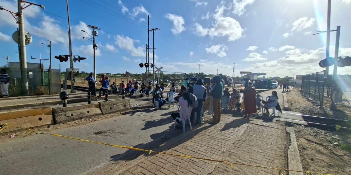 Comunidades wayúu bloquean la línea férrea en Uribia por presuntos daños ambientales y riesgos a la salud