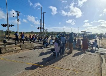 Comunidades wayúu bloquean la línea férrea en Uribia por presuntos daños ambientales y riesgos a la salud