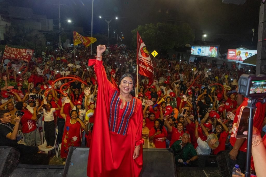Multitudinario respaldo a la senadora Martha Peralta Epieyú en la apertura de su comando en Riohacha