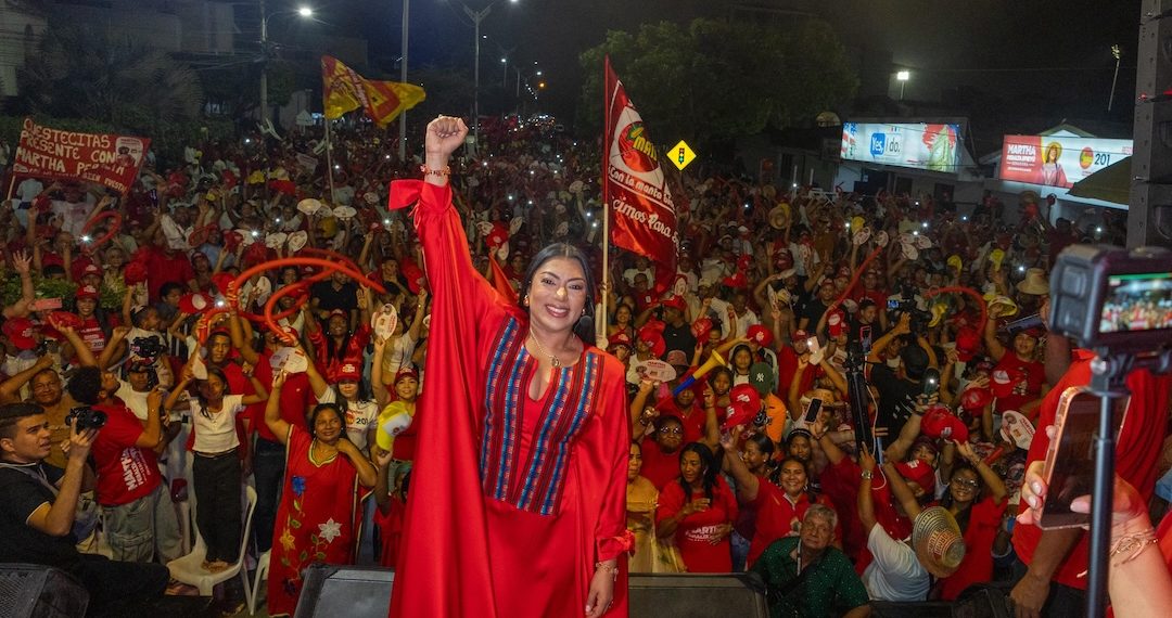 Multitudinario respaldo a la senadora Martha Peralta Epieyú en la apertura de su comando en Riohacha