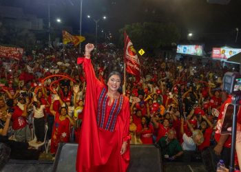 Multitudinario respaldo a la senadora Martha Peralta Epieyú en la apertura de su comando en Riohacha