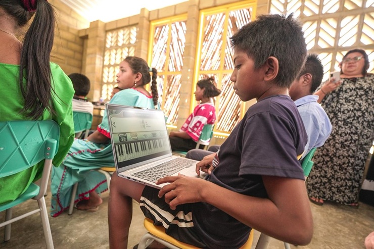 Gobierno Nacional entrega tecnología para educación en La Guajira con inversión histórica