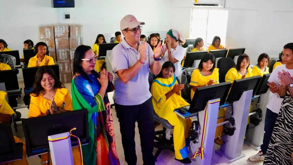 Gobernador Jairo Aguilar lleva aulas interactivas y ayudas a comunidades de la Alta Guajira